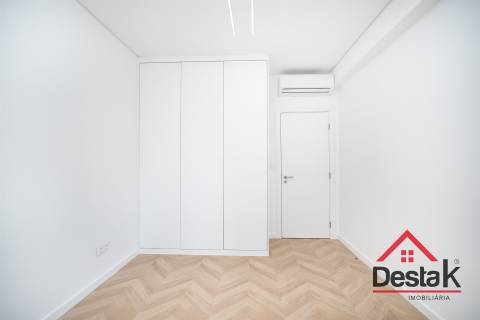 Apartamento T3 situado no 2º andar em prédio com dois elevadores