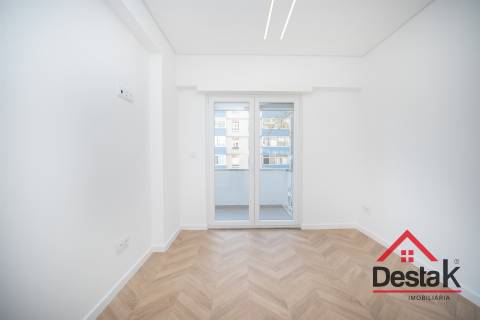 Apartamento T3 situado no 2º andar em prédio com dois elevadores