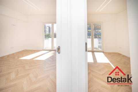 Apartamento T3 situado no 2º andar em prédio com dois elevadores