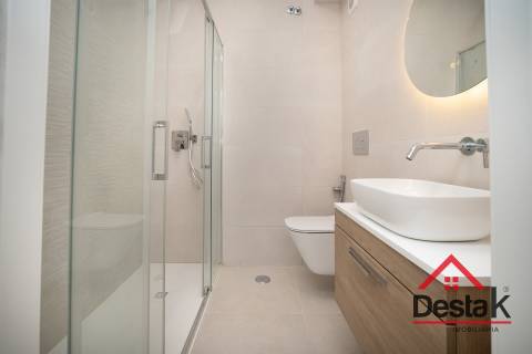 Apartamento T3 situado no 2º andar em prédio com dois elevadores