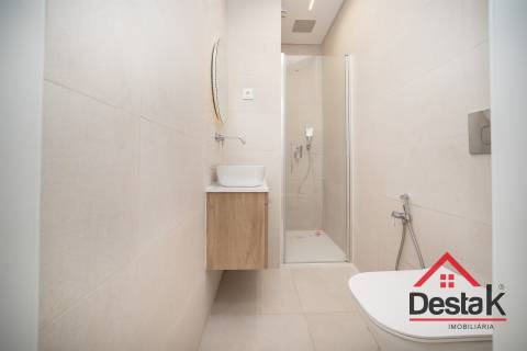 Apartamento T3 situado no 2º andar em prédio com dois elevadores