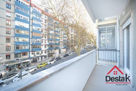 Apartamento T3 situado no 2º andar em prédio com dois elevadores