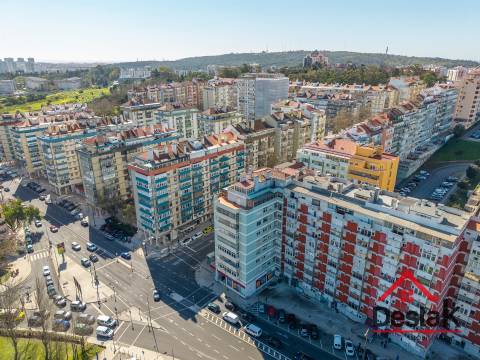 Apartamento T3 situado no 2º andar em prédio com dois elevadores