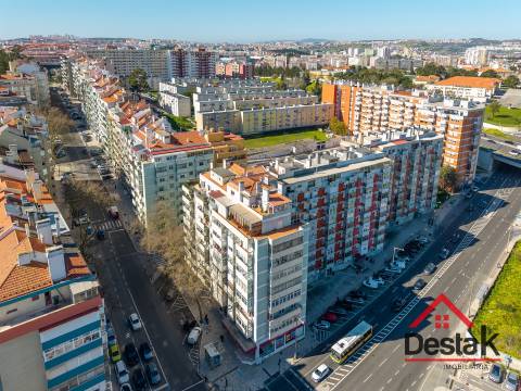 Apartamento T3 situado no 2º andar em prédio com dois elevadores