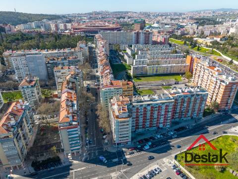 Apartamento T3 situado no 2º andar em prédio com dois elevadores