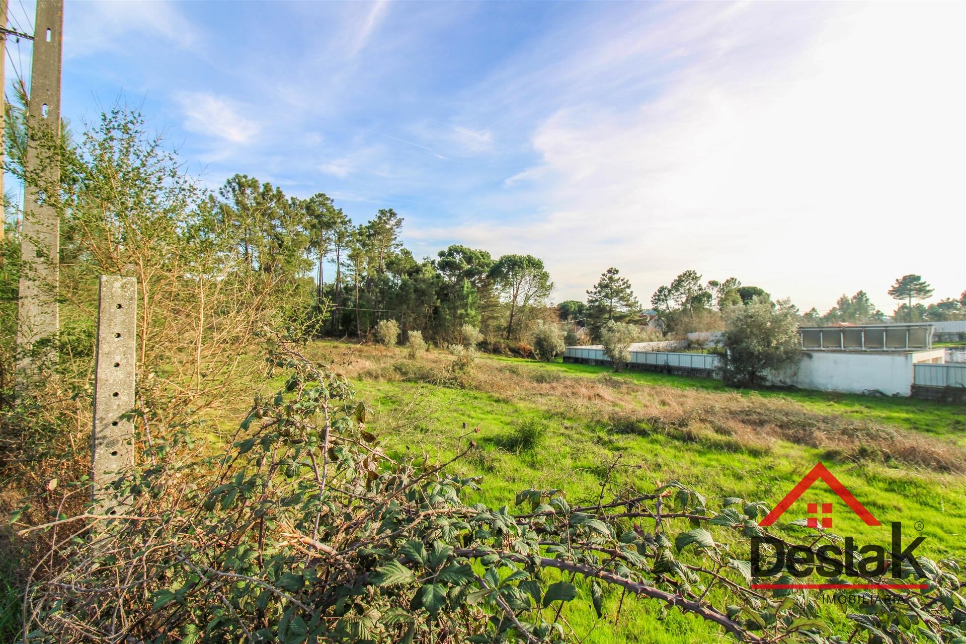 Lote terreno para construção com 1800 m2 em Repeses