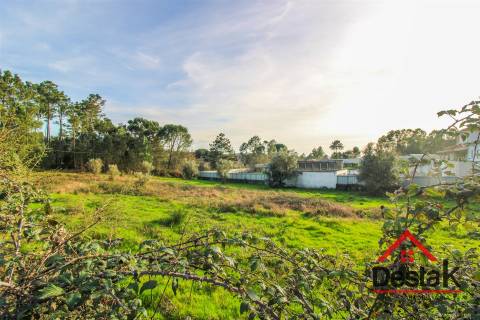 Lote terreno para construção com 1800 m2 em Repeses