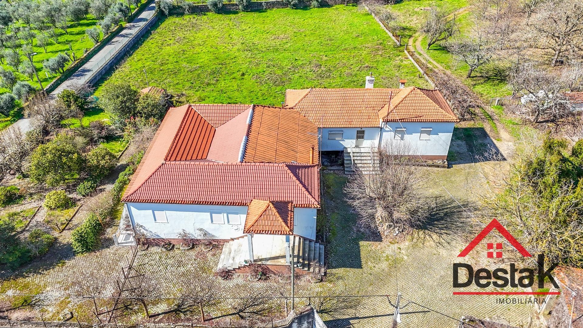 Quinta T6 com 10.500m² de terreno para venda no Sátão