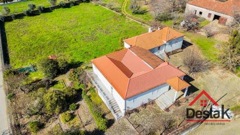 Quinta T6 com 10.500m² de terreno para venda no Sátão