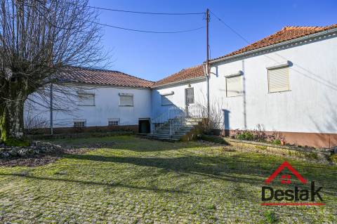 Quinta T6 com 10.500m² de terreno para venda no Sátão