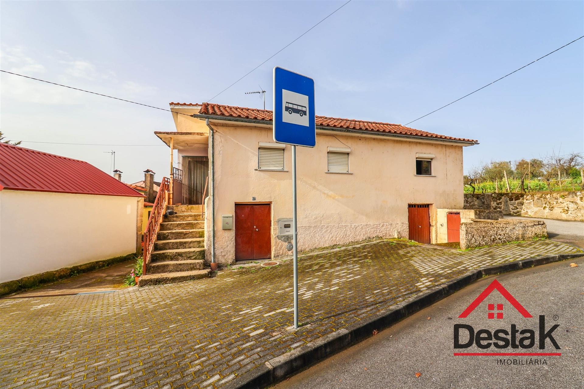 Moradia Isolava V2 para remodelar em Viseu