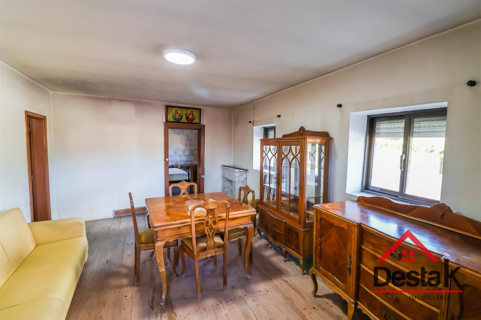 Moradia Isolava V2 para remodelar em Viseu