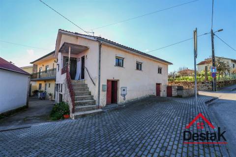Moradia Isolava V2 para remodelar em Viseu