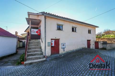 Moradia Isolava V2 para remodelar em Viseu