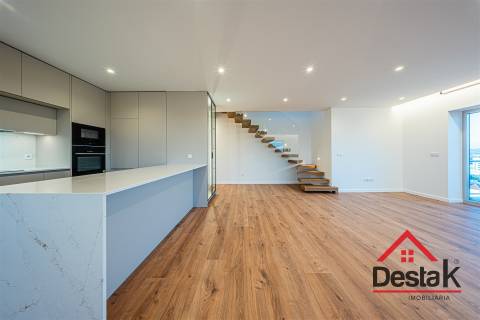 Apartamento T4 Duplex  junto ao Palácio do Gelo