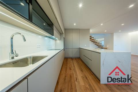 Apartamento T4 Duplex  junto ao Palácio do Gelo