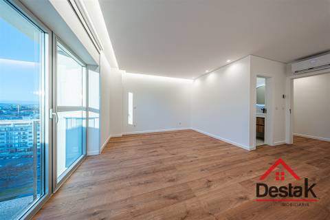 Apartamento T4 Duplex  junto ao Palácio do Gelo