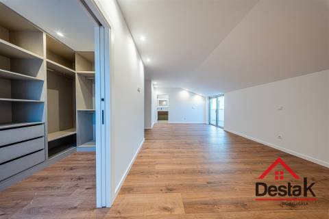 Apartamento T4 Duplex  junto ao Palácio do Gelo