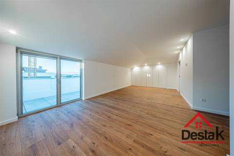 Apartamento T4 Duplex  junto ao Palácio do Gelo