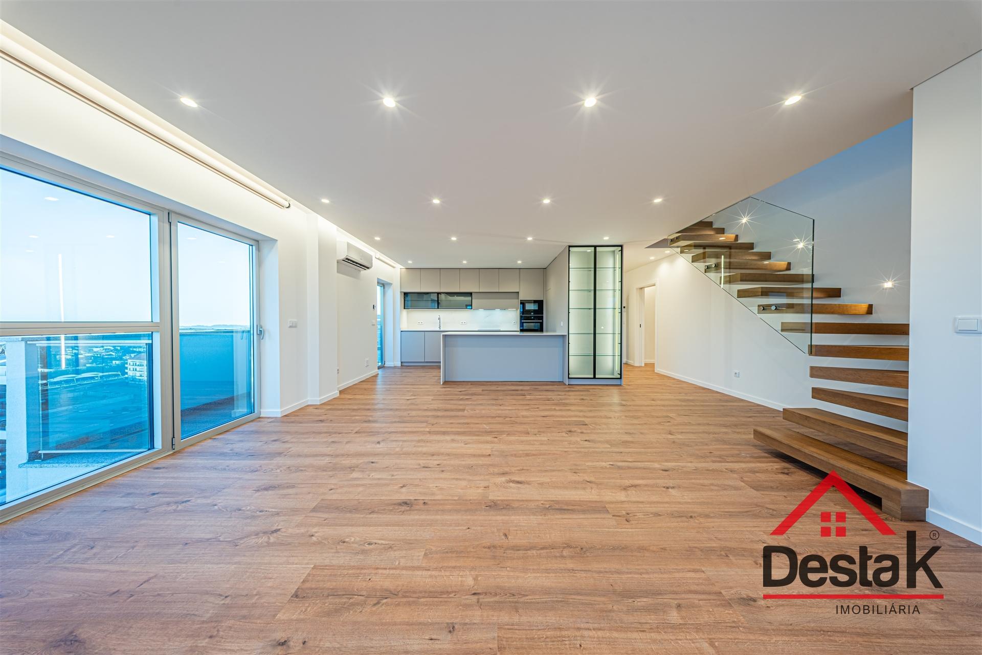 Apartamento Duplex T2+2 para arrendamento junto ao Palácio do Gelo