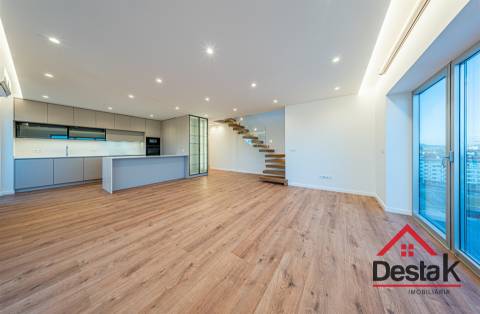 Apartamento Duplex T2+2 para arrendamento junto ao Palácio do Gelo