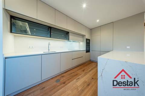 Apartamento Duplex T2+2 para arrendamento junto ao Palácio do Gelo