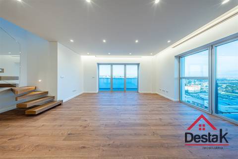 Apartamento Duplex T2+2 para arrendamento junto ao Palácio do Gelo