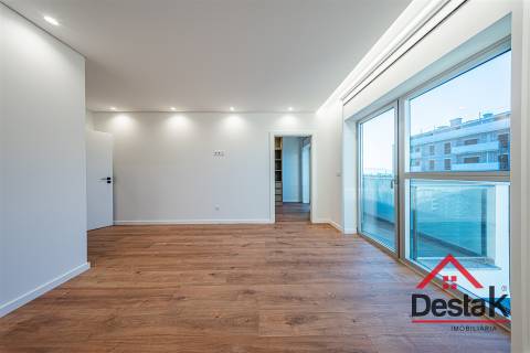 Apartamento Duplex T2+2 para arrendamento junto ao Palácio do Gelo