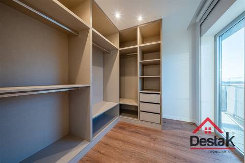 Apartamento Duplex T2+2 para arrendamento junto ao Palácio do Gelo