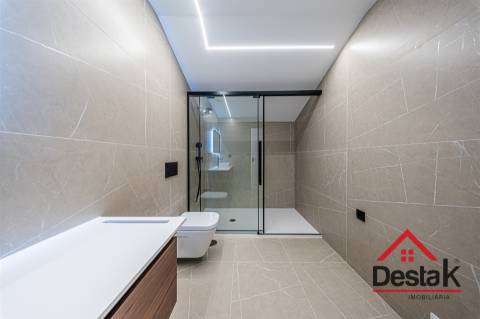 Apartamento Duplex T2+2 para arrendamento junto ao Palácio do Gelo