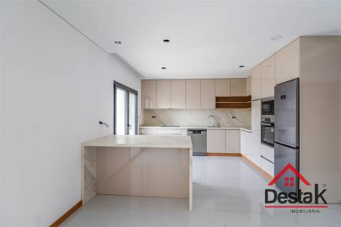 Moradia em Banda V3+1 situada no Campo, Viseu