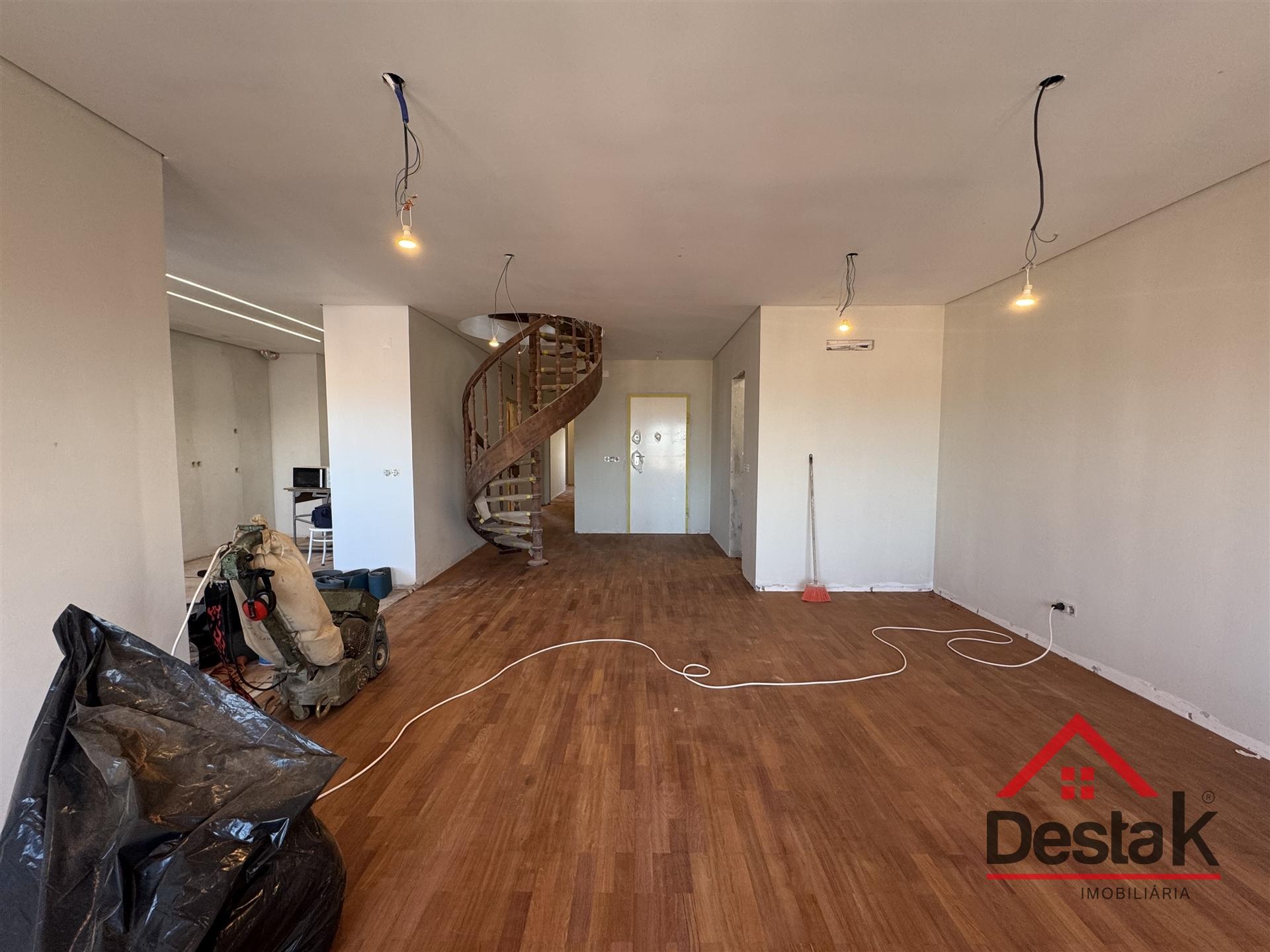 T4 DUPLEX Totalmente Renovado com Dois Pátios e Excelentes Áreas