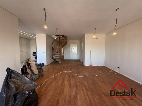 T4 DUPLEX Totalmente Renovado com Dois Pátios e Excelentes Áreas