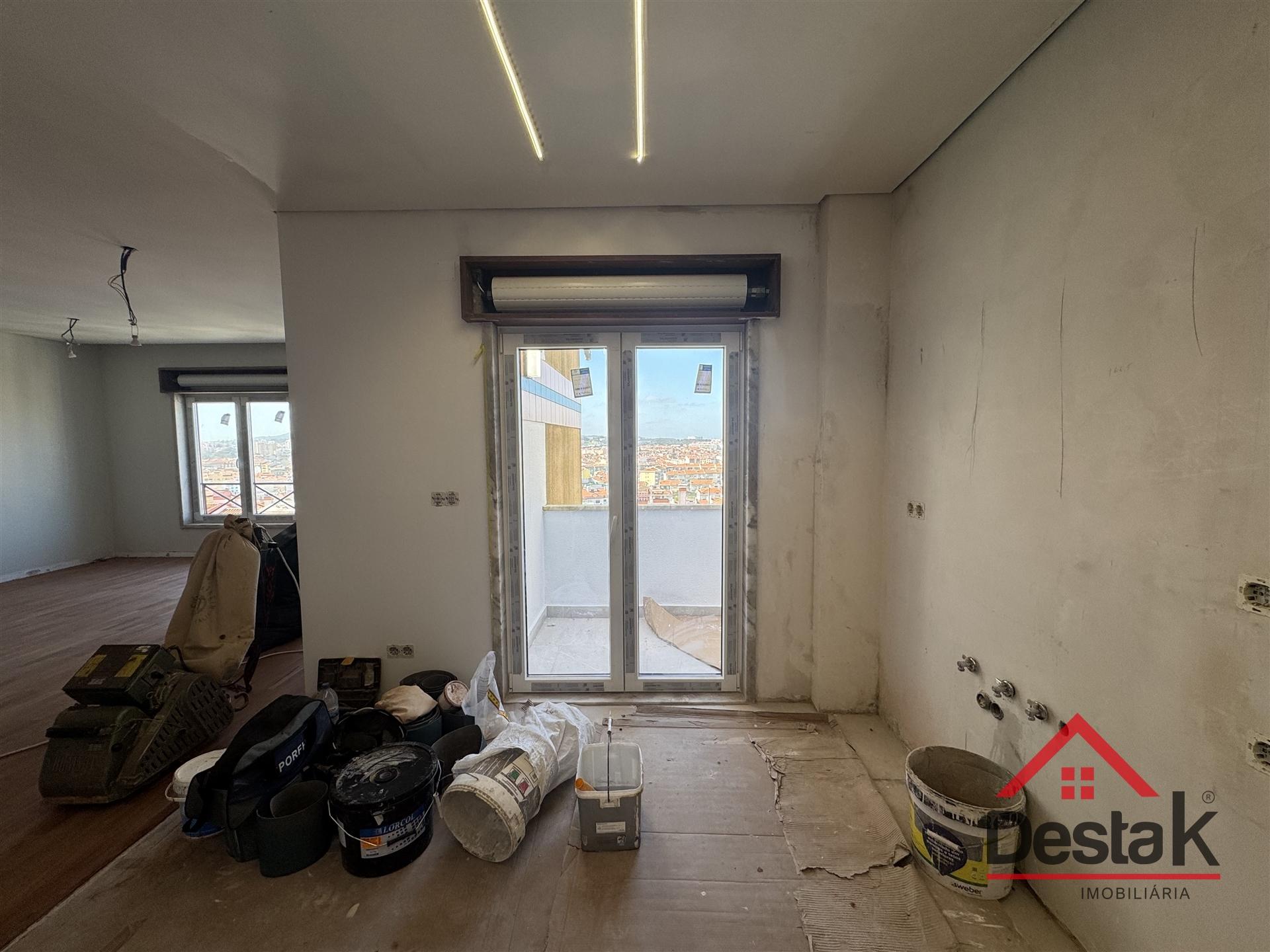 T4 DUPLEX Totalmente Renovado com Dois Pátios e Excelentes Áreas