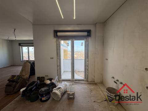 T4 DUPLEX Totalmente Renovado com Dois Pátios e Excelentes Áreas