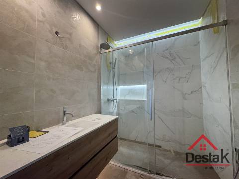 T4 DUPLEX Totalmente Renovado com Dois Pátios e Excelentes Áreas