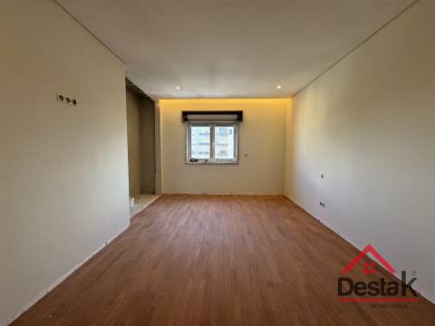 T4 DUPLEX Totalmente Renovado com Dois Pátios e Excelentes Áreas