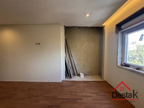 T4 DUPLEX Totalmente Renovado com Dois Pátios e Excelentes Áreas