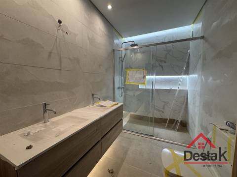 T4 DUPLEX Totalmente Renovado com Dois Pátios e Excelentes Áreas