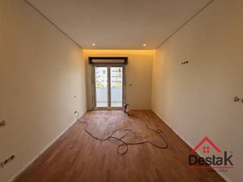 T4 DUPLEX Totalmente Renovado com Dois Pátios e Excelentes Áreas