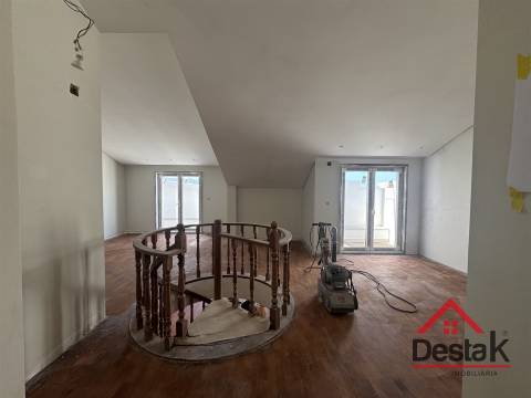 T4 DUPLEX Totalmente Renovado com Dois Pátios e Excelentes Áreas