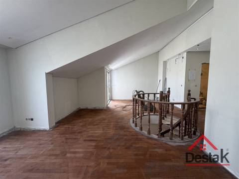 T4 DUPLEX Totalmente Renovado com Dois Pátios e Excelentes Áreas