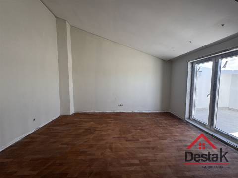 T4 DUPLEX Totalmente Renovado com Dois Pátios e Excelentes Áreas