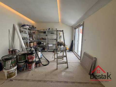 T4 DUPLEX Totalmente Renovado com Dois Pátios e Excelentes Áreas