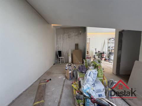 T4 DUPLEX Totalmente Renovado com Dois Pátios e Excelentes Áreas