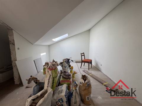 T4 DUPLEX Totalmente Renovado com Dois Pátios e Excelentes Áreas