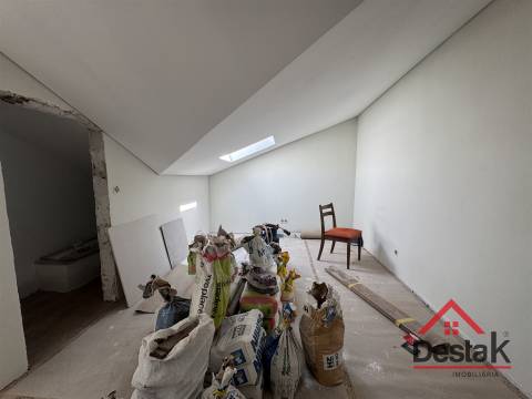 T4 DUPLEX Totalmente Renovado com Dois Pátios e Excelentes Áreas