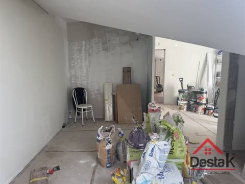 T4 DUPLEX Totalmente Renovado com Dois Pátios e Excelentes Áreas