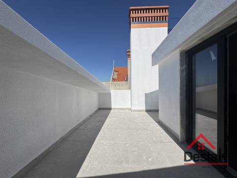 T4 DUPLEX Totalmente Renovado com Dois Pátios e Excelentes Áreas