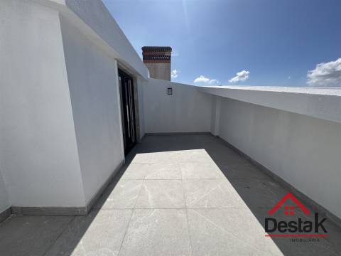 T4 DUPLEX Totalmente Renovado com Dois Pátios e Excelentes Áreas